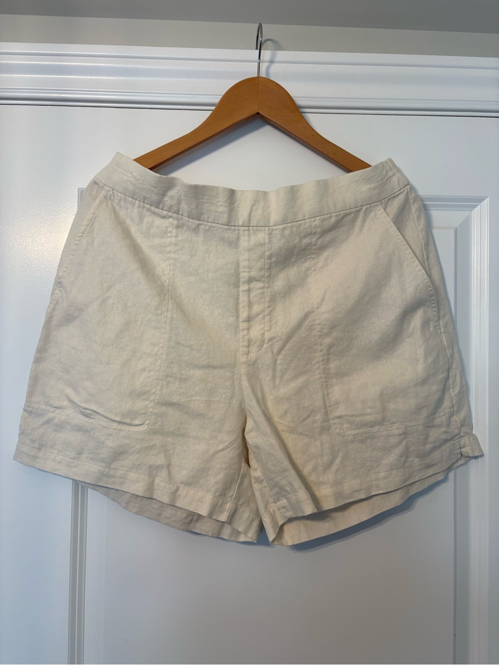 Women’s Banana Republic Cream Linen Blend Shorts